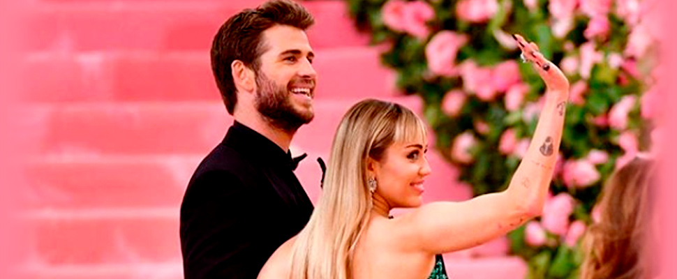 Miley Cyrus and Liam Hemsworth on the MET Gala carpet.