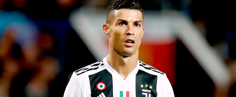 Cristiano Ronaldo with the Juventus uniform.