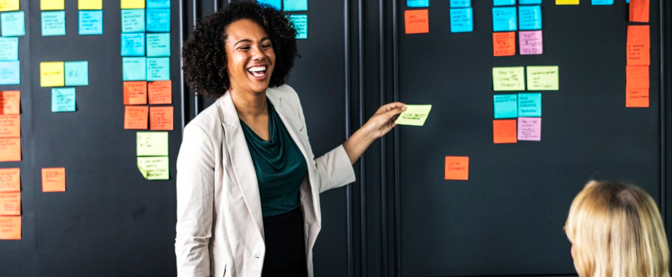 Business woman organizing post it.