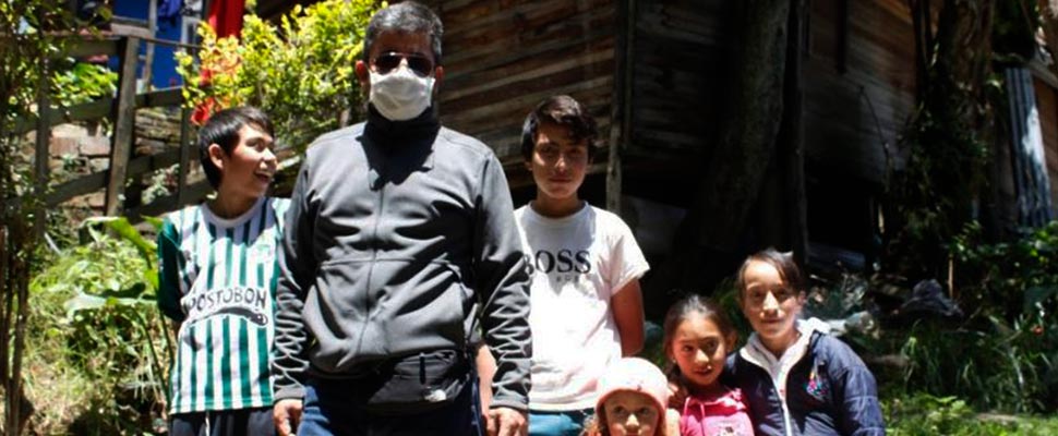 Alexander Hueso delivering aid to vulnerable families