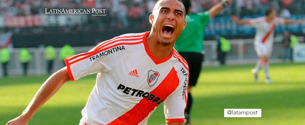 David Trezeguet wearing the River Plate shirt