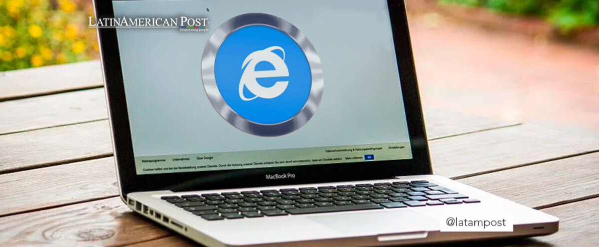 Computer displaying the Internet Explorer logo