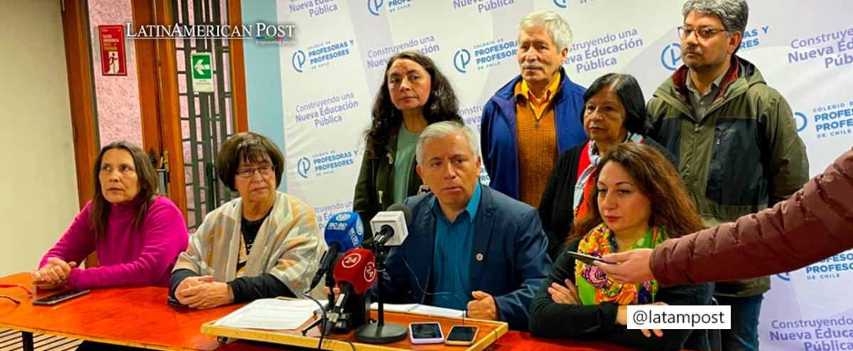 Chilean teachers announcing the national strike