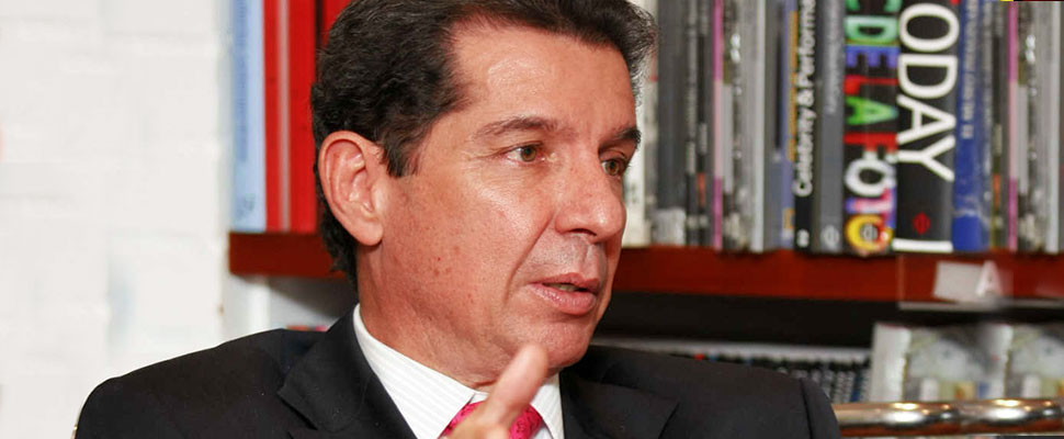 Who is the controversial candidate seeking to reach the Colombian Comptroller?