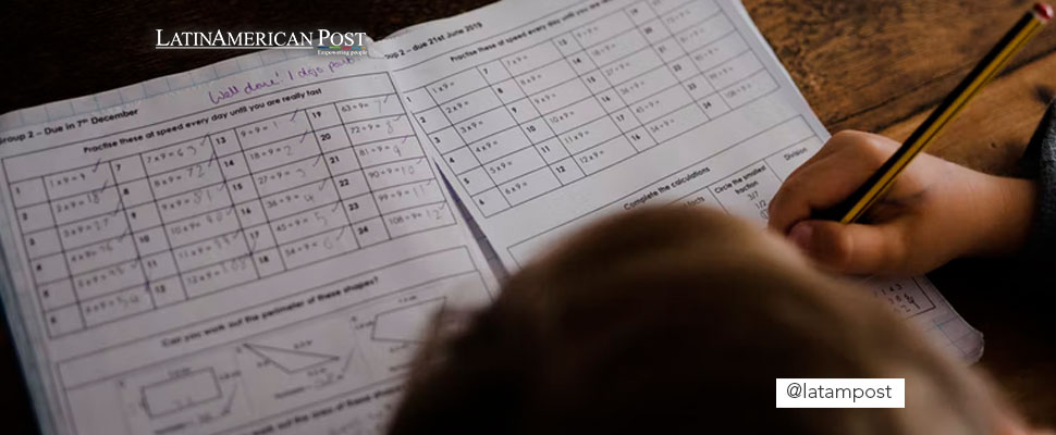 Niño escribiendo en su cuaderno de tareas