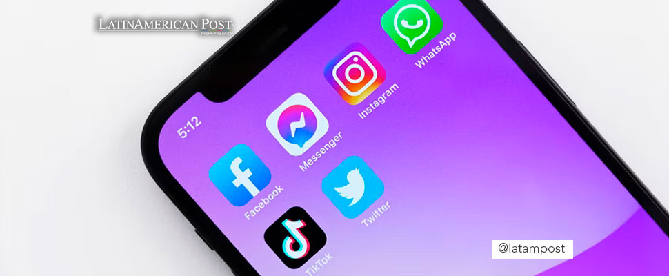 Celular mostrando logos de redes sociales