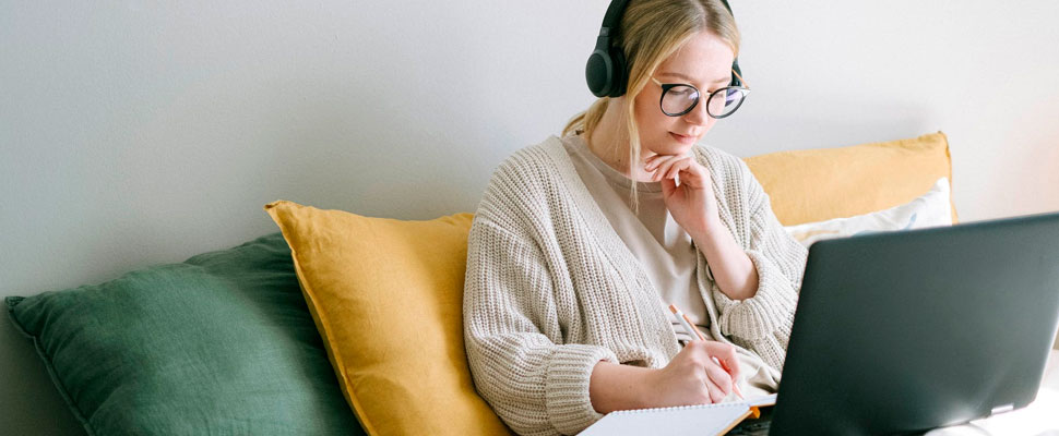 Women Experiencing Hybrid Work in 2022 Women Experiencing Hybrid Work in 2022