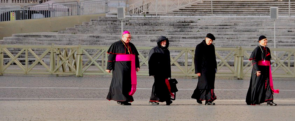 Obispos caminando en la basílica de San Pedro