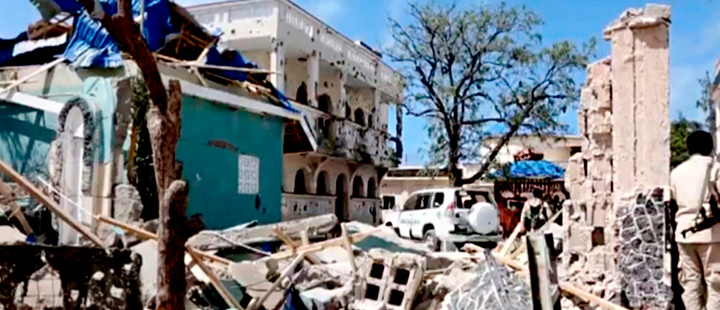 Car bomb and all-night hotel siege kill 26 in Somalia's Kismayo Car bomb and all-night hotel siege kill 26 in Somalia's Kismayo