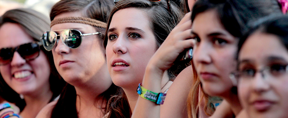 Mujeres observando desde una barrera