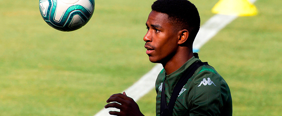 El lateral izquierdo del Betis, Junior Firpo durante los entrenamientos del Real Betis.