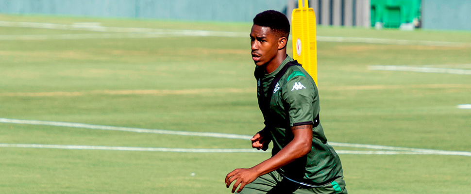 El lateral izquierdo del Betis, Junior Firpo durante los entrenamientos del Real Betis.